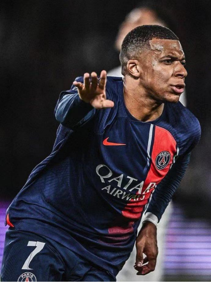  法国职业联盟颁奖盛典 姆巴佩包揽最佳球员及金靴