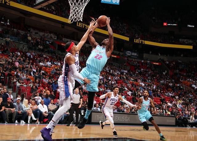 乐竞体育平台- 恩比德伤愈复出首战，76人主场大胜热火